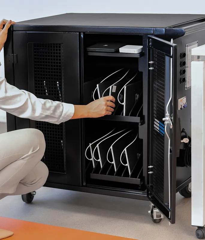 Gabinete de Recarga Racktron para 24 tablets, usado em escolas e empresas